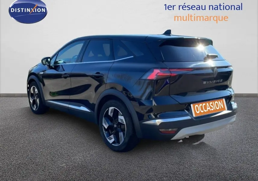 Vue 3/4 arrière droite d'un Renault Symbioz noir étoile métal avec jantes bi-ton et feux arrière LED distinctifs.