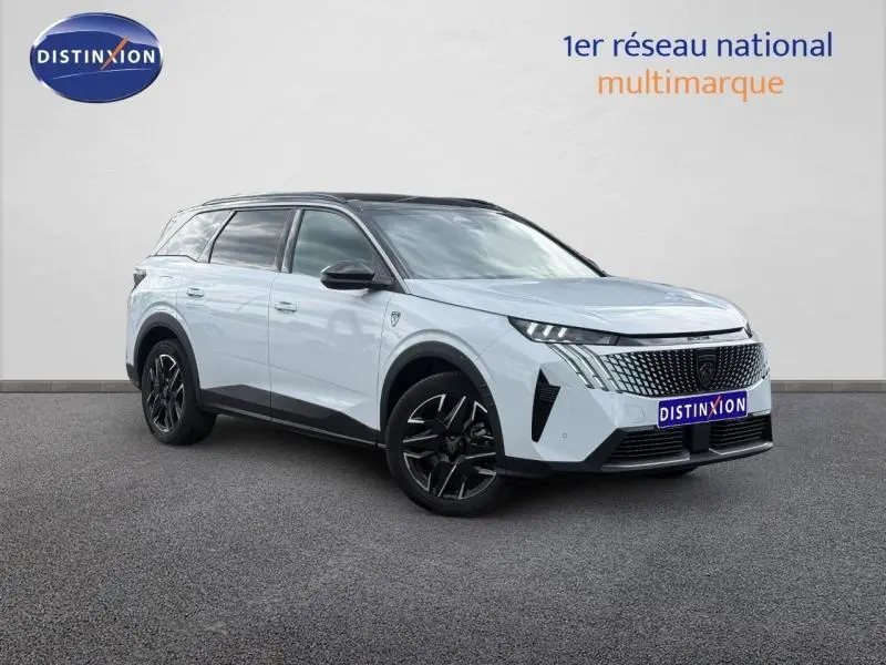 Peugeot 5008 Hybrid blanc Okénite, vue 3/4 avant droit, avec toit noir et jantes noires distinctives.