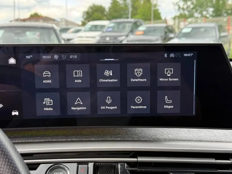 Écran tactile central du tableau de bord du Peugeot 5008 Hybrid blanc, affichant les options de climatisation et navigation.