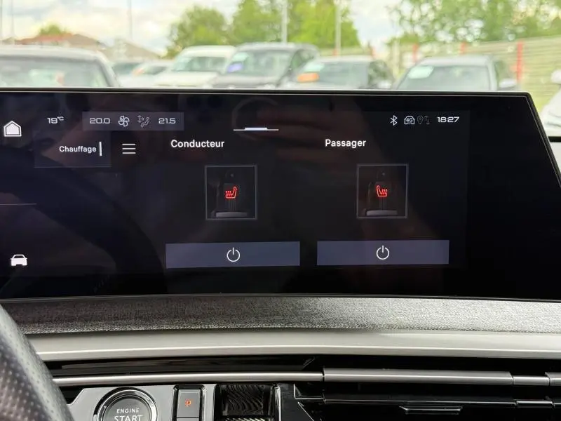 Écran tactile central du Peugeot 5008 Hybrid 145ch GT blanc, affichant les commandes de chauffage des sièges conducteur et passager.