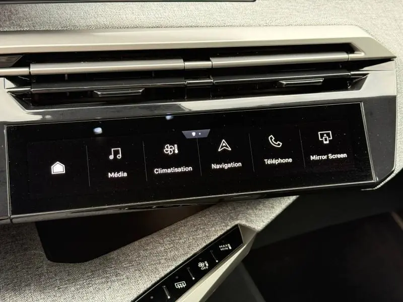 Écran tactile central du tableau de bord du Peugeot 5008 Hybrid blanc, affichant les menus média, climatisation, navigation, téléphone et Mirror Screen.