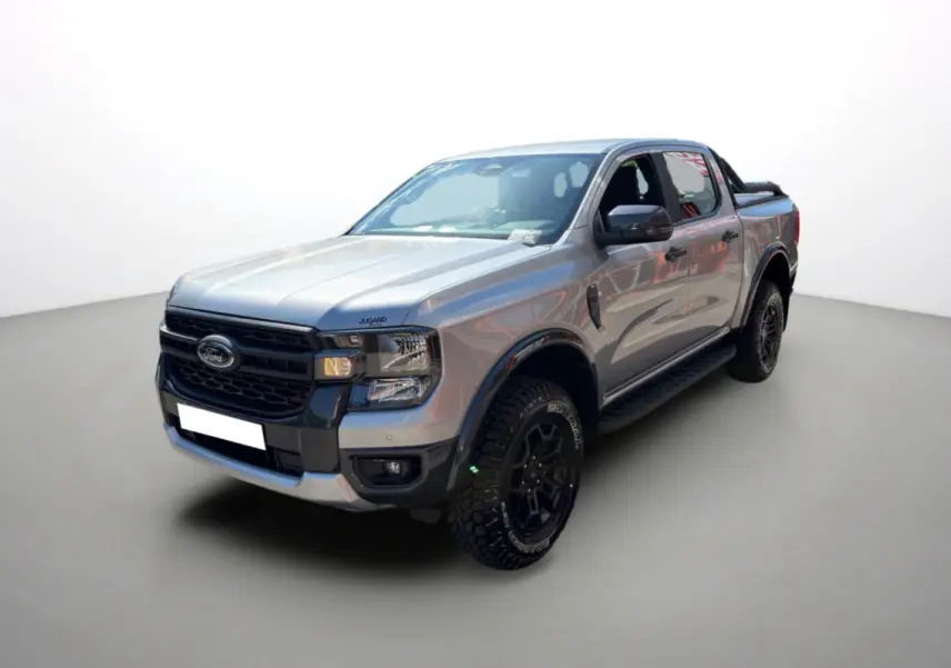 Ford Ranger gris iconic en 3/4 avant droit avec arceaux noirs et marchepieds visibles, double cabine et benne couverte.