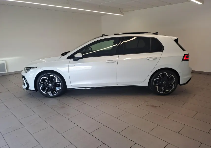 Vue de profil côté gauche d'une Volkswagen Golf 2.0 TDI blanche nacrée avec toit noir et jantes noires stylisées.