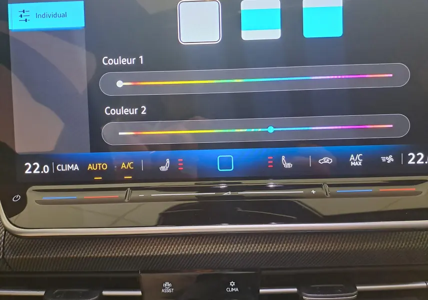Vue rapprochée de l’écran tactile de la Volkswagen Golf 2025, affichant les réglages climatisation et couleurs d’ambiance.