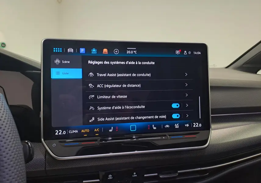 Écran tactile central affichant les réglages d’aide à la conduite dans une Volkswagen Golf 2.0 TDI blanche, vue intérieure.