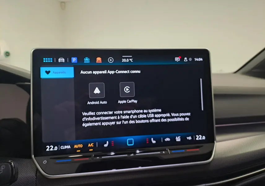 Intérieur de Volkswagen Golf 2025, écran tactile central affichant la connexion Android Auto et Apple CarPlay, tableau de bord moderne.
