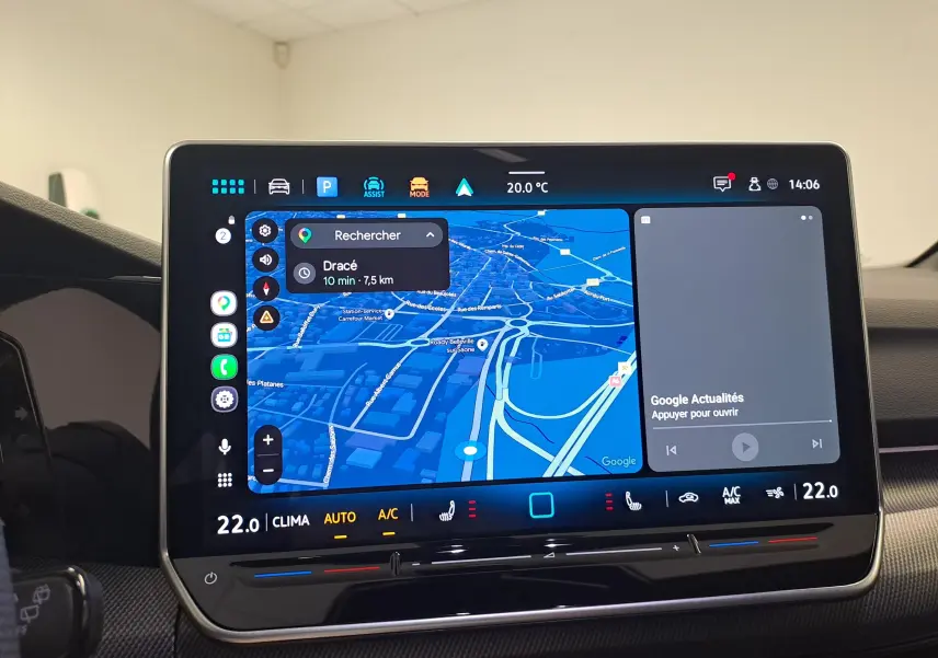 Écran tactile central affichant la navigation et les commandes climatiques dans une Volkswagen Golf blanc Oryx nacré.