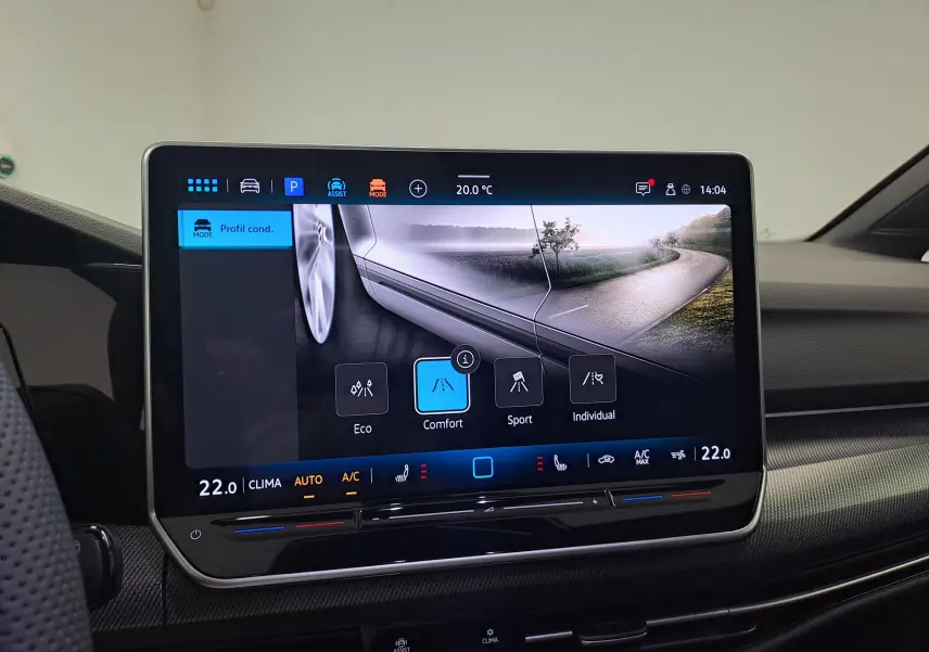 Vue intérieure du tableau de bord de la Volkswagen Golf 2.0 TDI 2025, écran tactile affichant les modes de conduite.