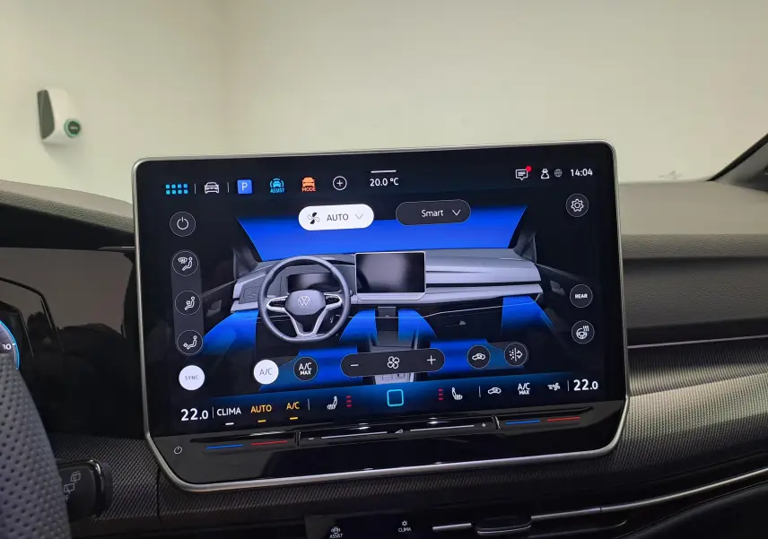 Écran tactile central affichant le tableau de bord numérique d'une Volkswagen Golf 2.0 TDI 2025, intérieur moderne et épuré.