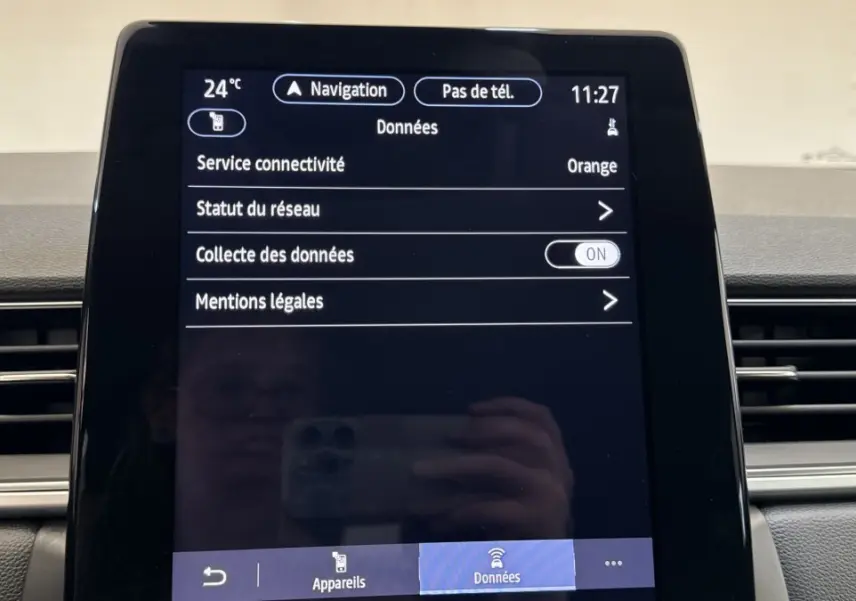 Écran tactile central du tableau de bord du Renault Captur rouge, affichant les options de connectivité.