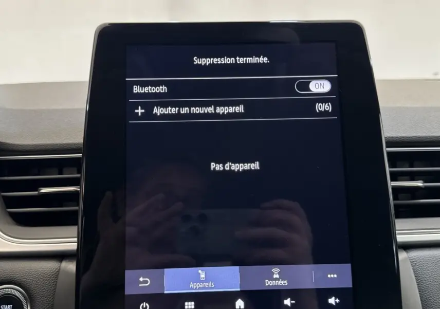 Écran tactile central du tableau de bord du Renault Captur Techno TCe 90, affichage Bluetooth actif.