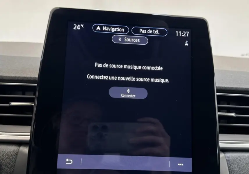 Écran tactile central de 26,4 cm du tableau de bord du Renault Captur rouge, affichant la connexion Bluetooth.