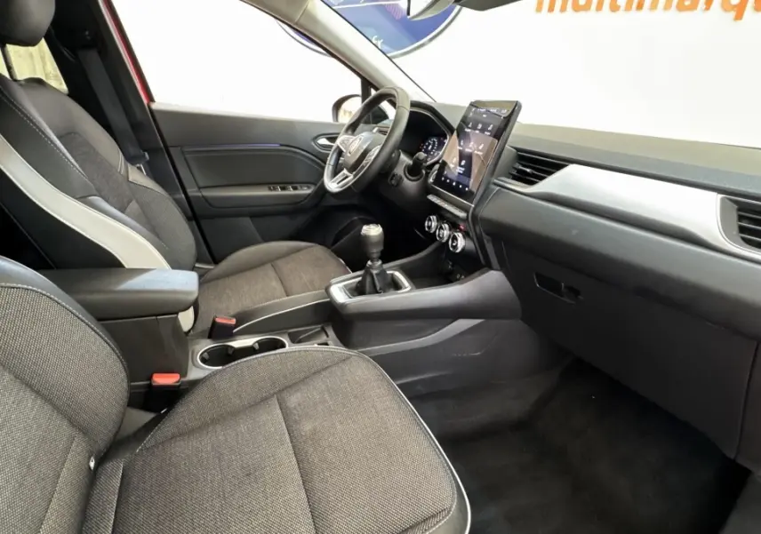 Vue intérieure côté conducteur du Renault Captur techno TCe 90 2024, sièges tissu gris et écran tactile vertical.