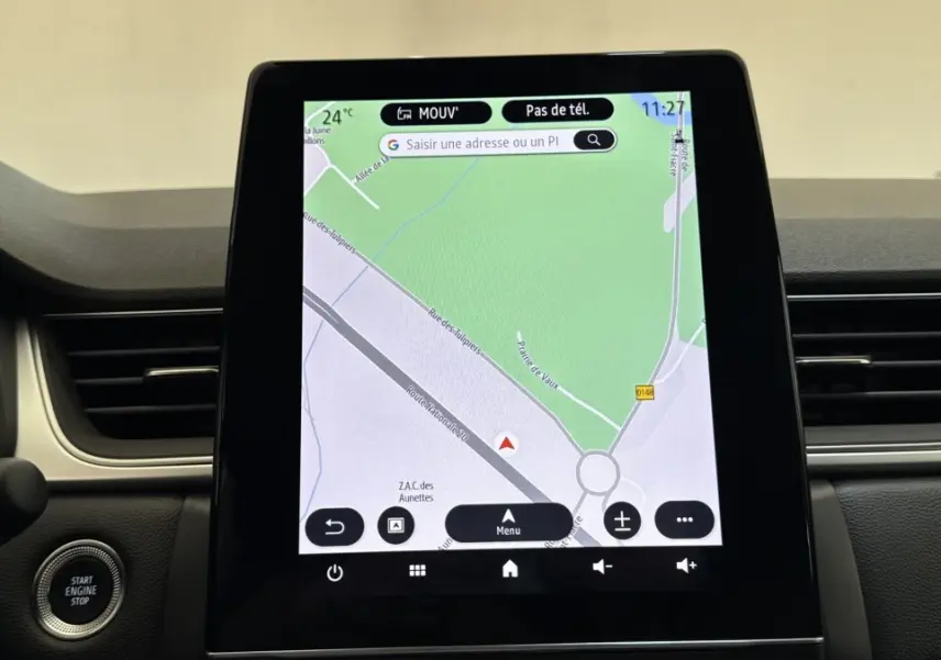 Écran tactile central affichant la navigation 3D dans l’habitacle du Renault Captur rouge, version Techno TCe 90.