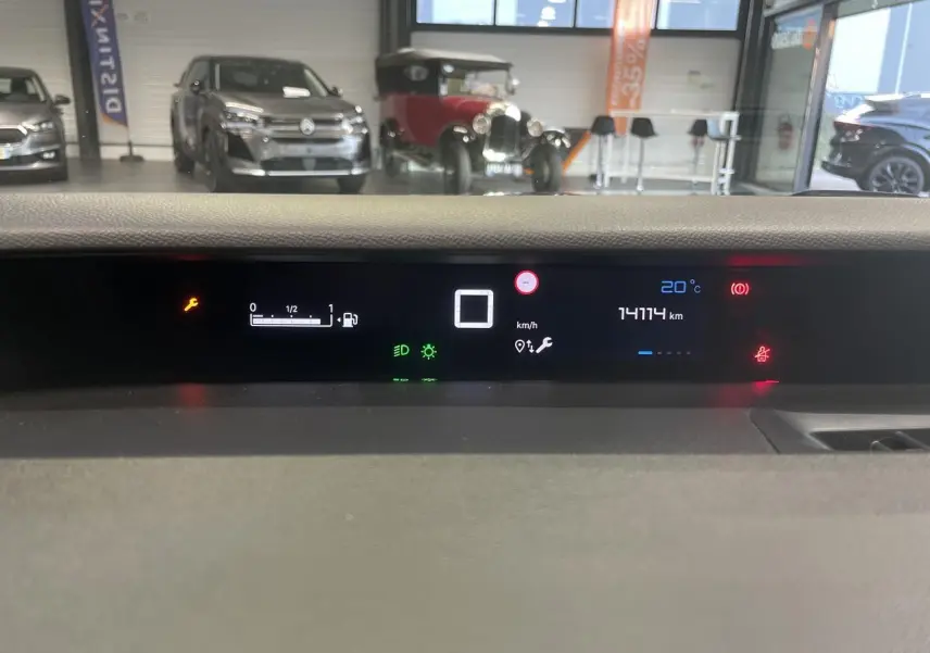 Tableau de bord numérique de Citroën C3 2025 affichant la vitesse, température et kilométrage, vue intérieure frontale.