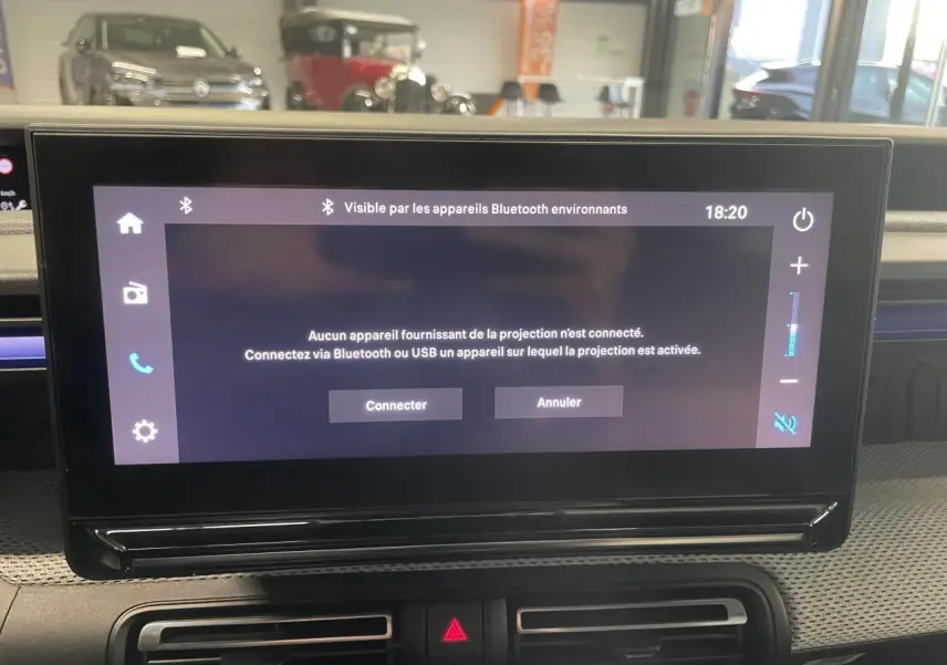 Écran tactile central de la Citroën C3 2025 en gros plan, avec tableau de bord gris et détails noirs.