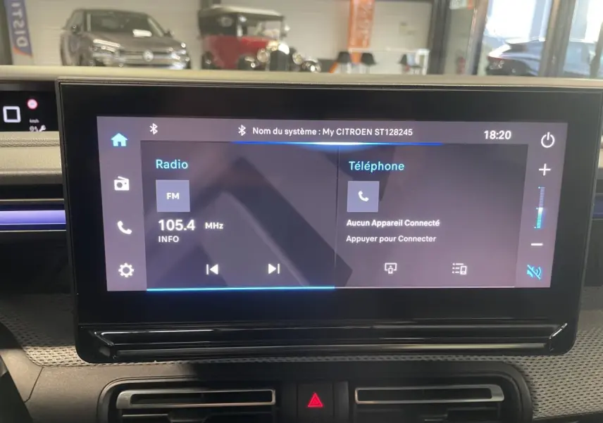 Écran tactile central de la Citroën C3 2025 affichant radio FM et menu téléphone, intérieur moderne et épuré.