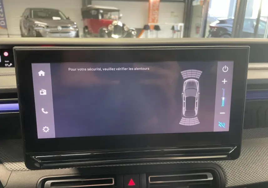 Écran tactile central affichant l’alerte de sécurité, avec reflet d’un Citroën C3 gris foncé en arrière-plan.