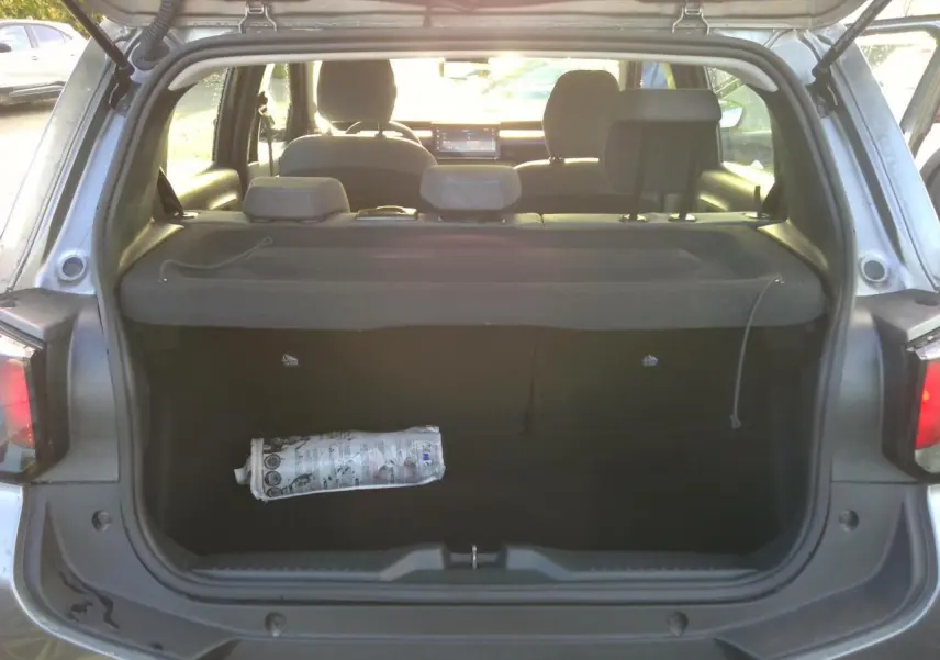 Vue arrière du coffre ouvert d'une Citroën C3 2025 gris foncé, montrant l'intérieur vide avec cache-bagages déployé.