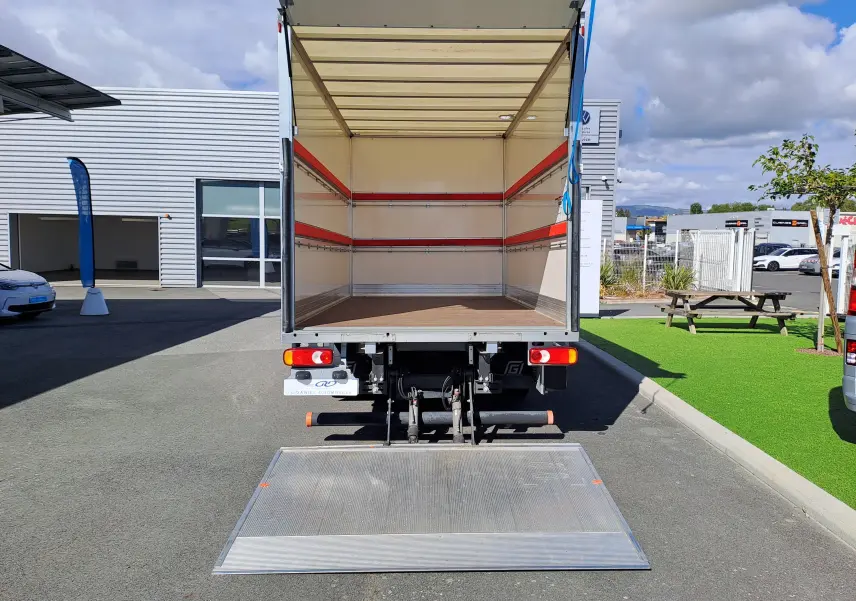 Vue arrière du Nissan Interstar Châssis Cabine blanc 2024 avec porte arrière ouverte et hayon déployé.