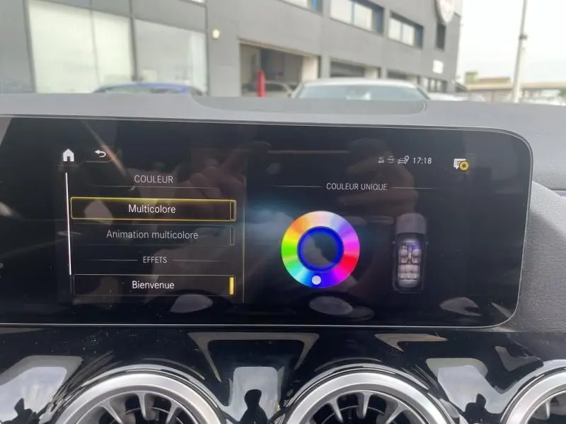 Écran central du Mercedes GLA 200 D AMG-LINE 2022 montrant le réglage multicolore de l'éclairage intérieur.