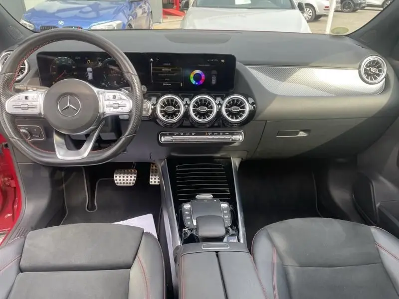 Intérieur du Mercedes GLA 200 D AMG-LINE 2022 montrant le tableau de bord moderne avec écran tactile et volant multifonction.