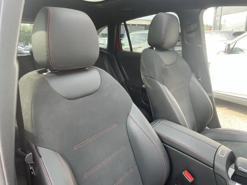 Vue intérieure des sièges avant en cuir noir avec surpiqûres rouges du Mercedes GLA 200 D AMG-LINE rouge métal 2022.
