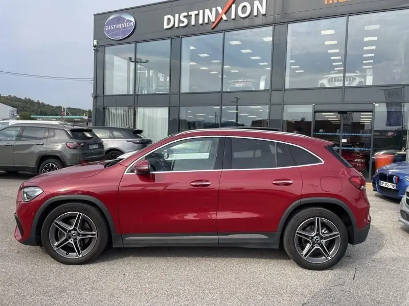 Vue latérale droite d'un Mercedes GLA 200 D AMG-Line rouge métal 2022, avec jantes alliage distinctives.