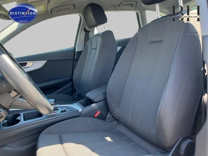 Vue intérieure côté avant droit de l’Audi A4 Avant 30 TDI 2021, sièges tissu gris et console centrale visible.