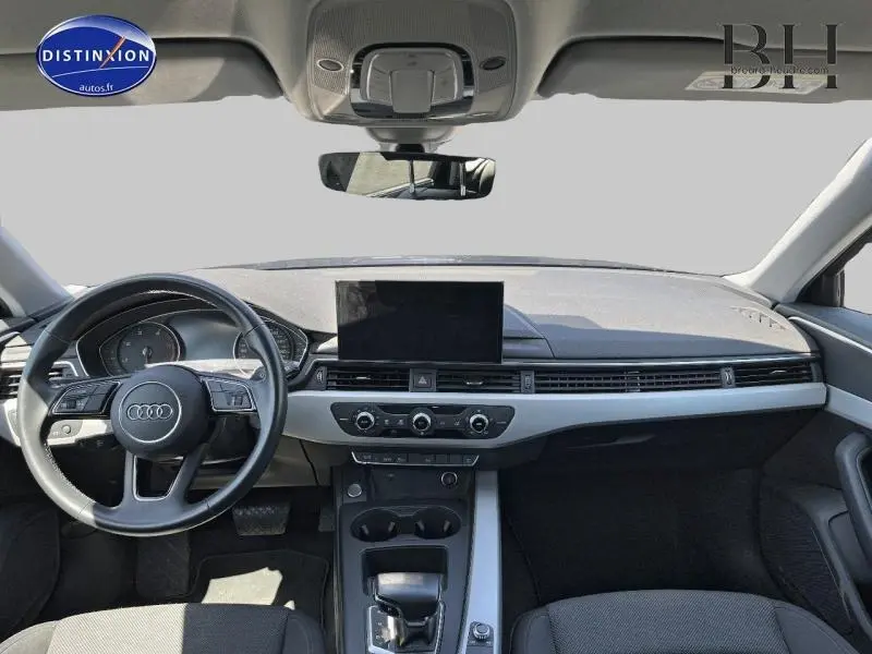 Vue intérieure avant de l'Audi A4 Avant 30 TDI Business line 2021, tableau de bord et volant cuir multifonction.