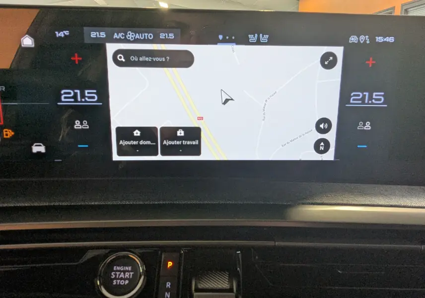Écran tactile central du Peugeot 3008 Hybrid 145 GT 2025 affichant la navigation et la climatisation à 21,5°C.