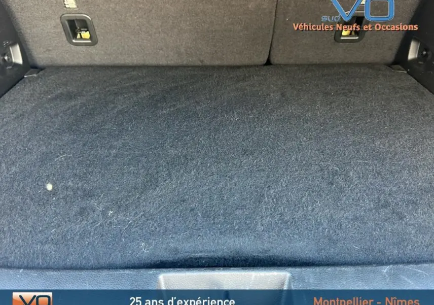Vue du coffre noir du Jeep Renegade 2024, montrant la moquette et les fixations arrière du siège.