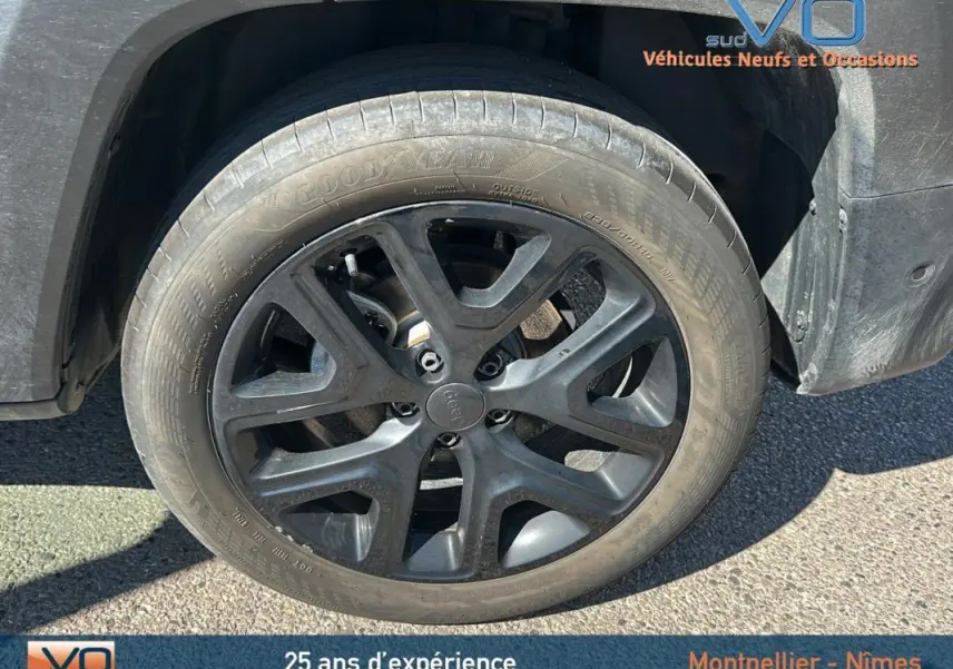 Gros plan sur la jante alliage noire 18 pouces du côté gauche d’un Jeep Renegade noir 2024.