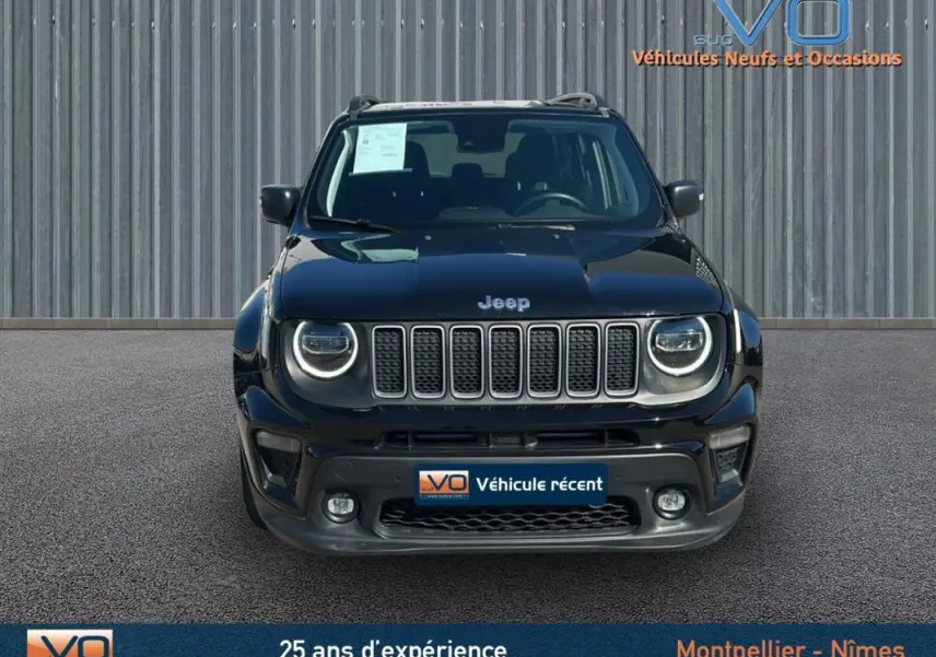 Vue avant d’un Jeep Renegade noir 2024 avec calandre à sept fentes et phares LED ronds allumés.