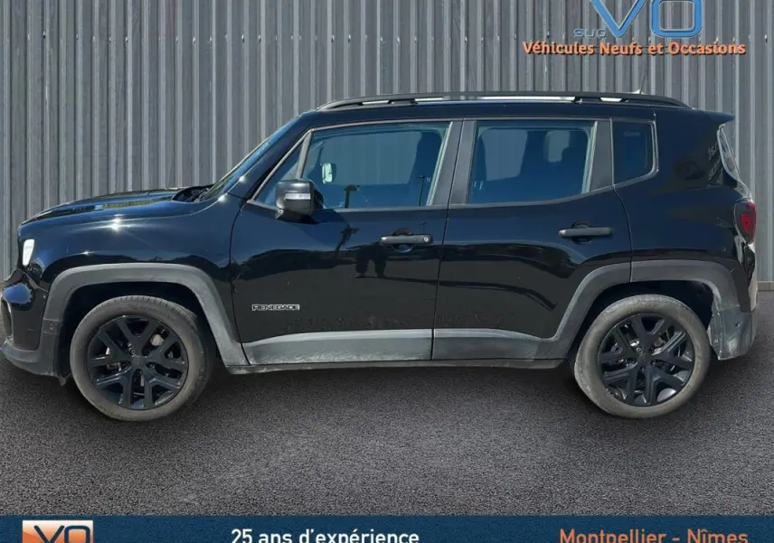 Vue de profil côté gauche d’un Jeep Renegade noir 2024 avec jantes alliage noires et barres de toit visibles.