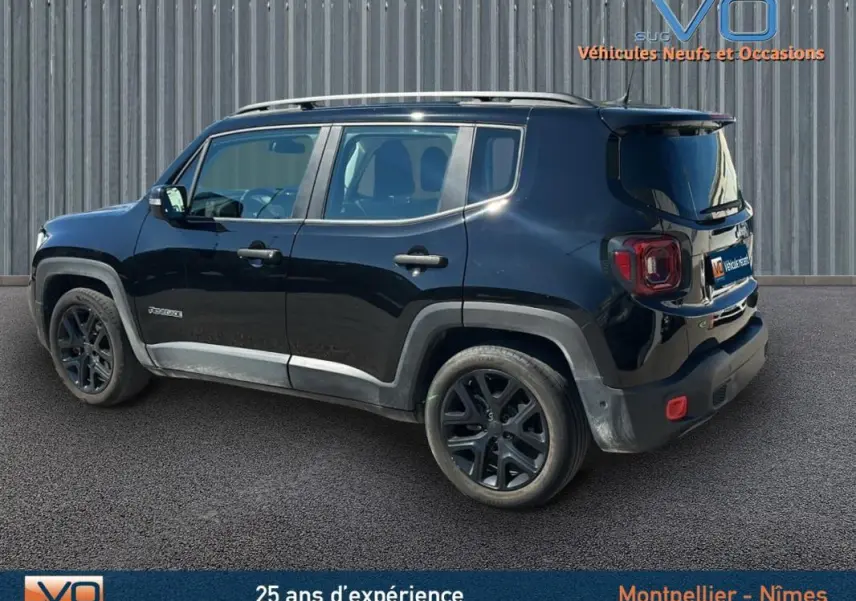 Vue 3/4 arrière droite d’un Jeep Renegade noir 2024 avec barres de toit et jantes alliage 18 pouces.