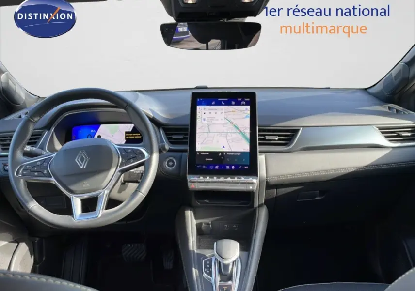 Vue intérieure avant du tableau de bord gris clair du Renault Symbioz 2025 avec écran tactile vertical et volant multifonction.