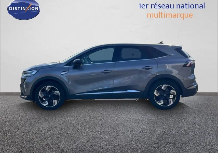Profil droit du Renault Symbioz gris cassiopée métal 2025, SUV hybride avec jantes stylisées et lignes modernes.