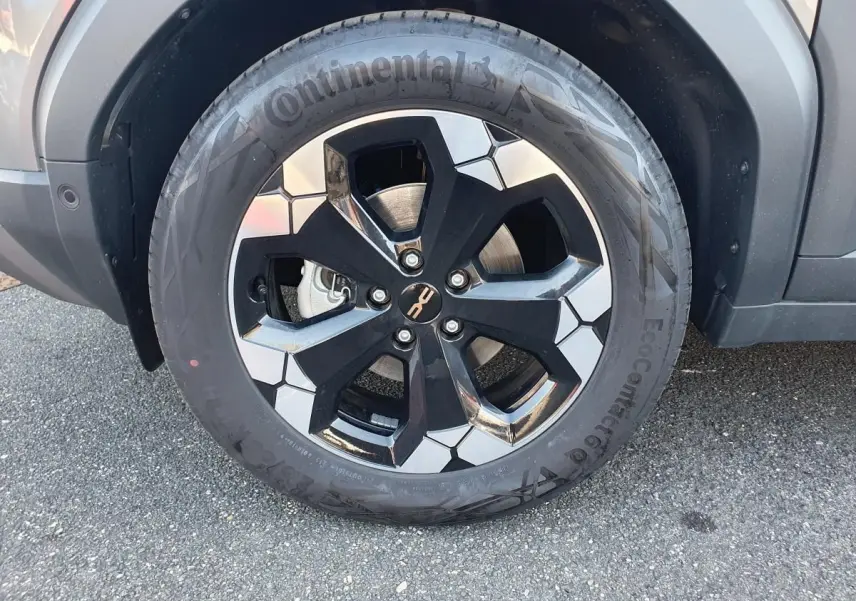 Gros plan sur la jante alliage 17” Tergan semi-diamantée noire et grise du Dacia Duster gris schiste.