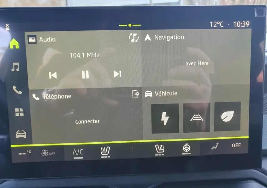 Écran tactile central du Dacia Duster 2026 gris schiste montrant les options audio, navigation et véhicule.