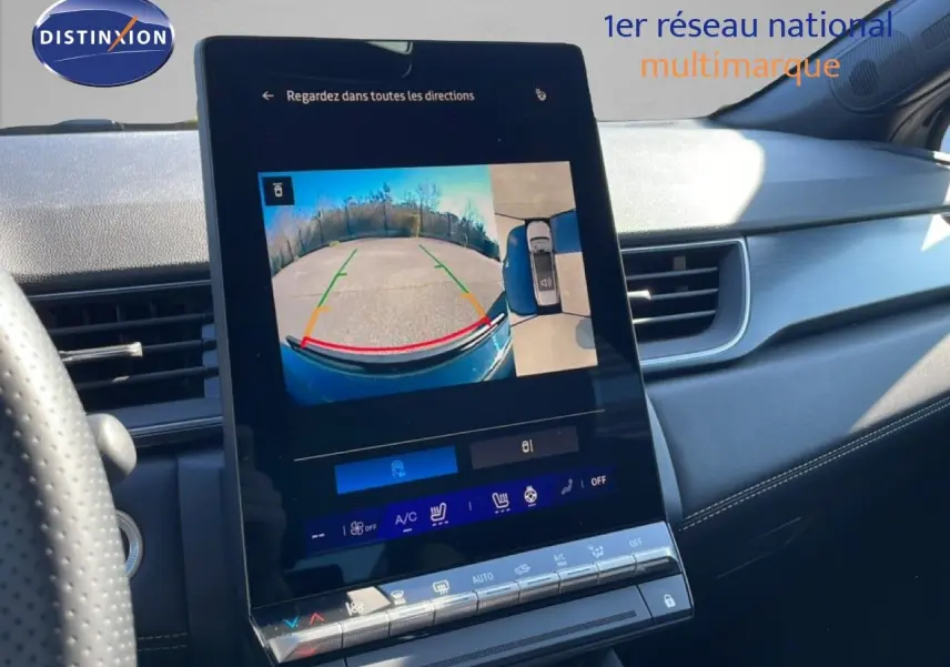 Vue intérieure centrée sur l’écran tactile affichant la caméra de recul du Renault Symbioz noir étoile métal.