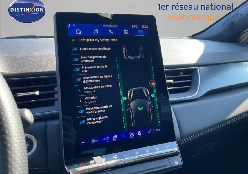 Vue intérieure centrée sur l'écran tactile vertical du tableau de bord du Renault Symbioz noir étoile métal, affichant les aides à la conduite.
