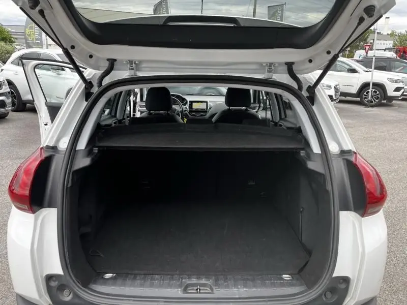 Coffre ouvert d'un Peugeot 2008 blanc 2019, vue arrière montrant l'espace de chargement et l'intérieur du véhicule.