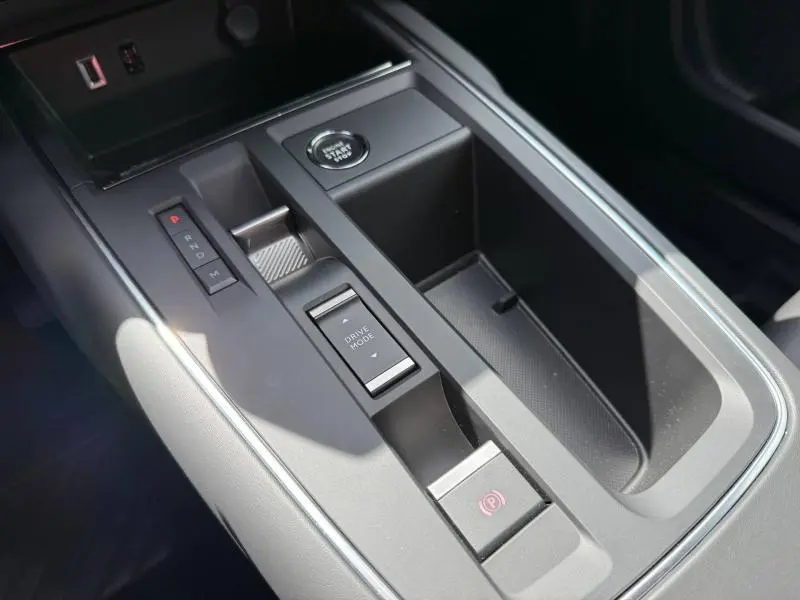 Gros plan sur la console centrale noire du Citroën C5 Aircross 2025 hybride, avec commandes de boîte auto et bouton start/stop.