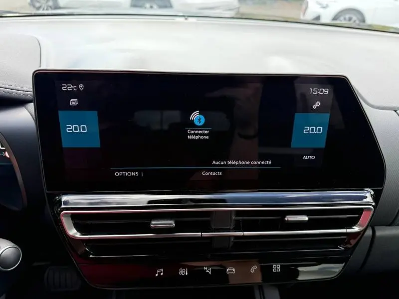 Écran tactile central du tableau de bord du Citroën C5 Aircross 2025, affichant la connectivité Bluetooth et la climatisation à 20°C.