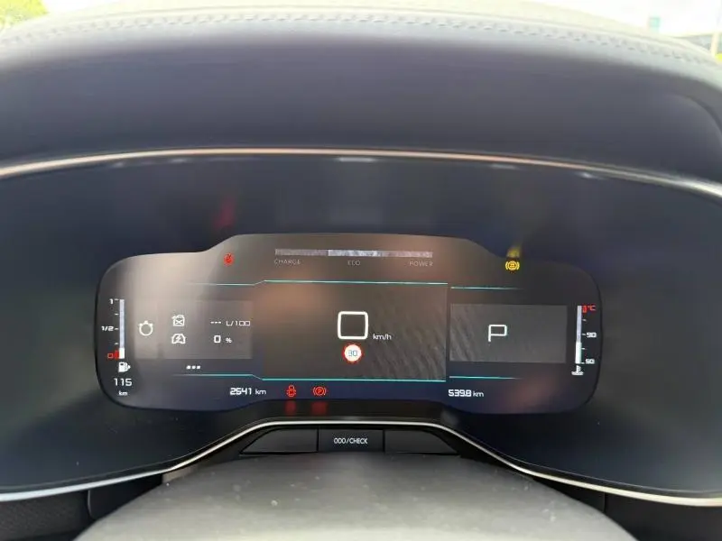 Tableau de bord numérique du Citroën C5 Aircross 2025, affichage digital clair avec indicateurs hybrides et vitesse à 0 km/h.