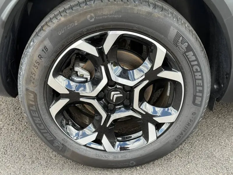 Gros plan sur la roue avant droite du Citroën C5 Aircross 2025, jante alliage bicolore et pneu Michelin.