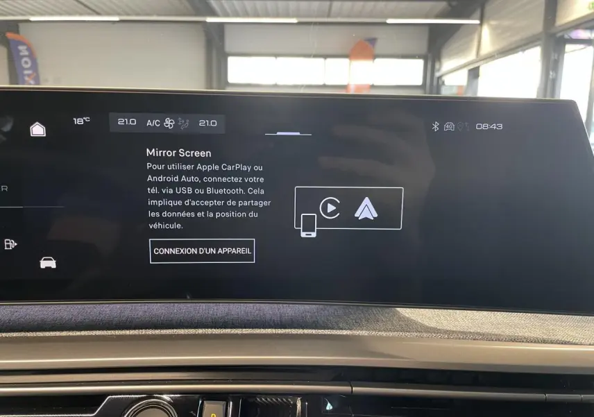 Vue intérieure du tableau de bord du Peugeot 3008 2025 avec écran tactile affichant la fonction Mirror Screen.