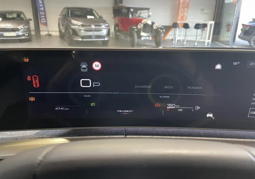 Tableau de bord numérique du Peugeot 3008 hybride 2025 affichant vitesse, autonomie et modes de conduite.