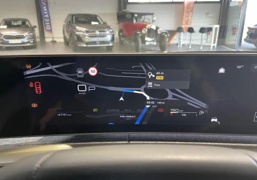 Vue intérieure du tableau de bord numérique du Peugeot 3008 hybride, affichant la navigation et les alertes de conduite.